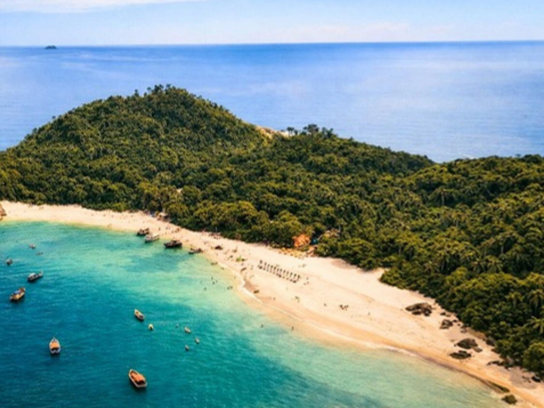 Bucht mit klarem Wasser nahe der Casa do Atlântico